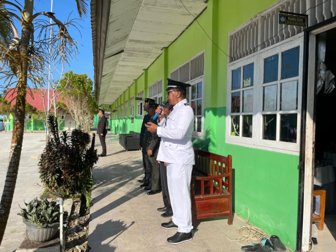 Upacara Pengibaran Bendera HUT ke-81 RI di SDN 004 Tanjung Harapan Berlangsung Khidmat